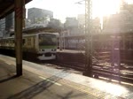 Ausfahrt eines Zuges der Yamanote-Linie aus dem Bahnhof Kanda in Tokio.